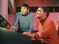 Spock und Scott erzeugen eine Implosion im Triebwerk.