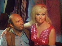 Kirk beweist Childress und Eve, dass sie auch ohne die Venusdroge schön sein kann.