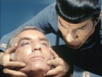 Spock vollzieht eine Geistesverschmelzung mit Dr. Van Gelder.