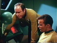 Mendez und Kirk verfolgen in einem Shuttle die Enterprise.
