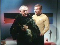 Kirk stellt Anton Karidian zur Rede.