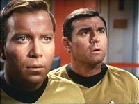 Spock meldet Kirk, dass es noch keine Nachricht von der Erdaußenstation II ...