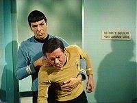 Spock schaltet Christopher aus.