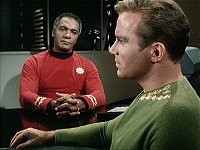 Commodore Stone verhört Kirk.