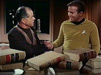 Kirk lernt seinen Verteidiger Samuel T. Cogley kennen.