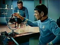 Spock findet beim Schachspielen einen Fehler in der Programmbank des Computers.