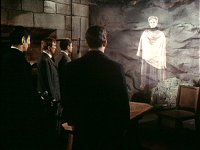 Eine Projektion Landrus will die Fremden von seiner Gesellschaft fernhalten.