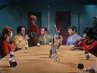 Spock stellt Khan auf einer Party unangenehme Fragen zur Vergangenheit.