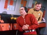 Kirk überwältigt Khan.