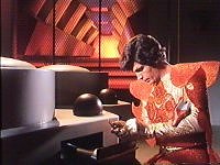 Der Elasianer manipuliert die Dilithiumkristalle.