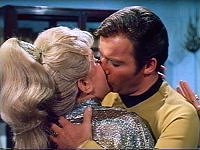 Kirk hat sich in Rayna verliebt.