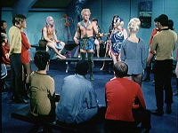 Adam musiziert für eine Session.