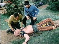 Dr. Sevrin hat eine säurehaltige Frucht gegessen.