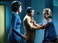 Kirk in Janice' Körper versucht Chapel zu überzeugen.
