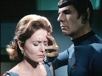 Spock scannt Janice Körper nach Kirk.