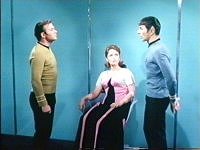 Der falsche Kirk verhört Spock und Kirk in Janices Körper.
