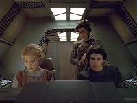 Kes, besessen von Tieran, Nori und Adin fliehen.