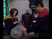 B'Elanna und Chakotay untersuchen ein Teil des Asteroiden.