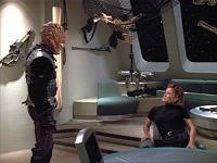 Janeway verhandelt mit dem Alpha-Hirogen.