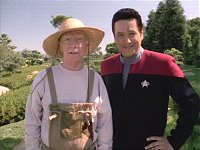 Chakotay schießt ein Erinnerungsfoto mit Boothby