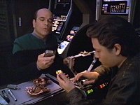 Der Doktor hilft Harry Kim bei seinem Plan.