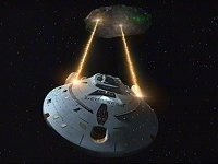 Die Voyager verteidigt sich gegen ein Borg-Schiff.