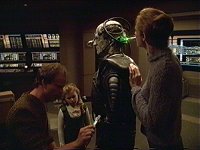 Die Hansen identifizieren die Drohne Three of Five.