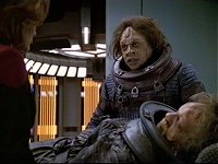 Fesek warnt Janeway, dass sein Müllfrachter zu explodieren droht.