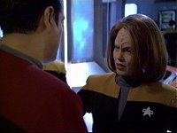 Chakotay befiehlt B'Elanna, ihre Wut zu unterdrücken.