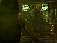 B'Elanna versucht den Kernarbeiter zur Vernunft zu bewegen.