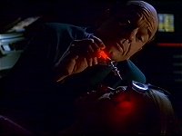 Der Doktor versucht, einen Code aus Seven zu holen