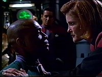Janeway und Chakotay sind sich uneins über die Verhörmethode Lessings