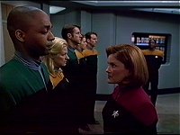Janeway integriert die restliche Crew der Equinox in die Crew der Voyager