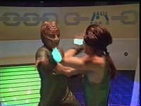 Ein Hirogen und ein Außerirdischer bei den Tsunkatse-Kämpfen.