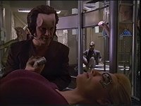 Seven wird entführt und von Penk begutachtet.