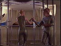 Der Hirogen trainiert Seven of Nine.