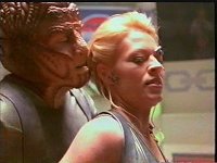 Seven muss gegen den Hirogen kämpfen.