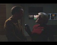 Janeway verabschiedet sich von Barclay.