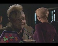 Seven spielt mit Neelix Kadis-Kot.